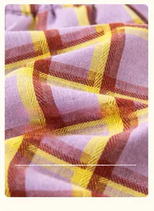 Vue détaillée de la texture du tissu à carreaux 100% coton pour shorts enfant