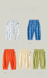Dettaglio di cinque pantaloni leggeri anti-zanzare per bambini in vari colori estivi