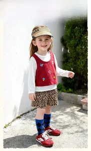 Détail du short léopard pour fille et du gilet en maille rouge brodé Amile