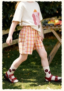 Vue extérieure du short à carreaux pour fille avec taille élastique et t-shirt chiot