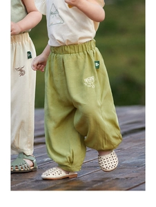 Dettaglio di pantaloni antizanzare estivi larghi per bambini con ricami di animali e vita