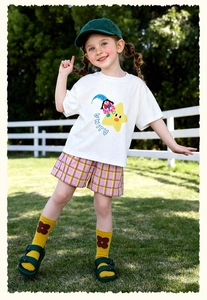 Tenue d'été pour fille avec t-shirt blanc à étoile, short à carreaux et sandales