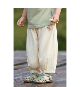 Dettaglio dei pantaloni estivi leggeri per bambini con ricami animali e polsini alla caviglia