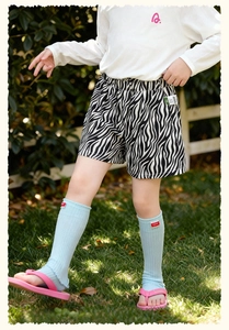 Détail de short pour fille à motif zèbre avec taille élastique pour un look d'été décontracté