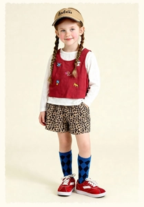 Tenue d'été pour fille avec short imprimé léopard et gilet rouge brodé de motifs