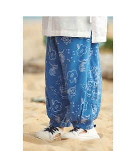 Pantaloni estivi blu per bambini con stampe di mostri bianchi e polsini alle caviglie