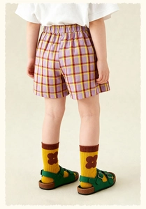 Détail du short à carreaux pour fille en violet et jaune avec taille élastique et look d'été