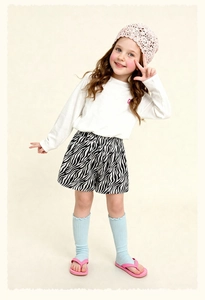 Tenue d'été pour fille avec short zébré et haut blanc vue d'ensemble