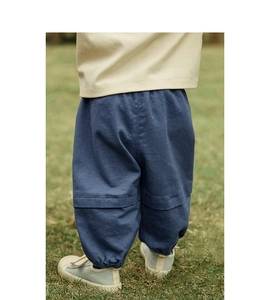 Detail van donkerblauwe cargo kinderbroek met versterkte knieën en elastische boorden