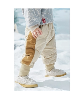 Detail van warme donsbroek voor kinderen met corduroy patchwork en geribbelde winddichte manchetten