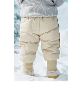 Achteraanzicht van de dikke donzen kinderbroek met geribbelde manchetten in de sneeuw