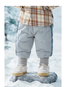 Detail van gewatteerde grijze kinderjoggingbroek met winddichte corduroy enkelboorden