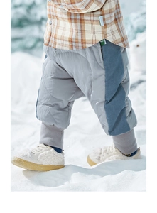 Detailopname van gewatteerde kinderbroek met corduroy accenten in een sneeuwlandschap