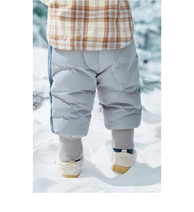 Achteraanzicht grijze gewatteerde winterbroek voor kinderen met zijstrepen in de sneeuw