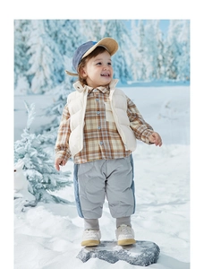 Winteroutfit voor kinderen met wit gewatteerd vest en bruin geruit overhemd