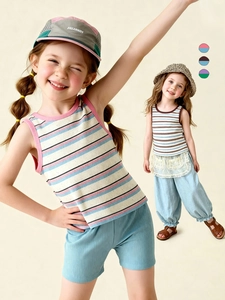 Ensemble d'été pour filles avec débardeur rayé, short en maille et casquette assortie
