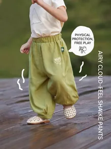 Pantaloni leggeri antizanzare per bambini verde menta con ricamo orso e polsini