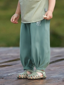 Completo estivo per bambini con pantaloni antizanzare e maglietta verde ricamata