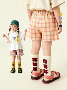 Tenue d'été enfant avec t-shirt blanc à étoiles, short à carreaux et sandales