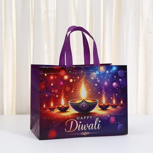 Bolsa de regalo Diwali morada de tela no tejida con estampado de lámpara Diya y texto
