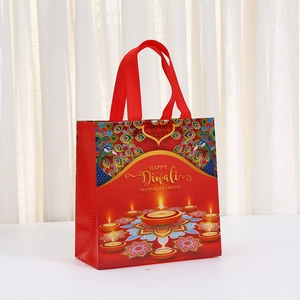 Sac cadeau Diwali rouge en non-tissé avec motifs festifs de diyas et paons
