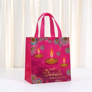 Sac cadeau Diwali en non-tissé magenta avec motifs de lampes à huile et mandalas