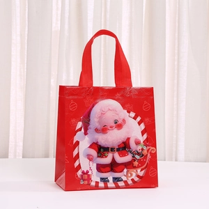 Rode kerstcadeautas van vliesstof met cartoon kerstman en rendier afbeelding erop