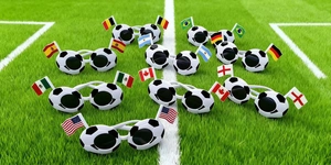 Détail de lunettes de fête football avec drapeaux nationaux sur pelouse verte