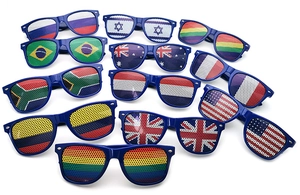 Detail einer dunkelblauen Fan-Sonnenbrille mit verschiedenen Nationalflaggen-Motiven für Partys