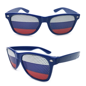 Detailansicht der blauen Sonnenbrille mit Flaggen-Netzgläsern für Weltmeisterschafts-Fans