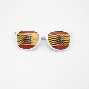 Lunettes de soleil drapeau espagnol monture blanche avec rivets pour les fans