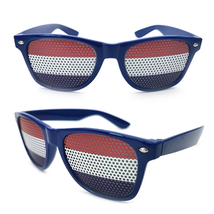 Details von blauer Partysonnenbrille mit rot-weiß-blau gestreiftem Linsenaufkleber