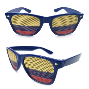 Details der blauen Party-Sonnenbrille mit Kolumbien-Flaggenmuster und Metallnieten-Design