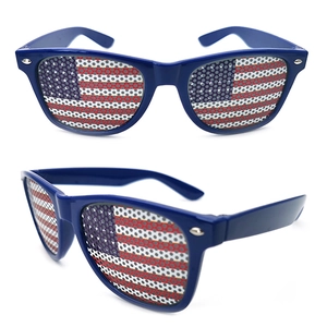 Detailansicht der Party-Sonnenbrille mit dunkelblauem Rahmen und US-Flaggen-Motiv