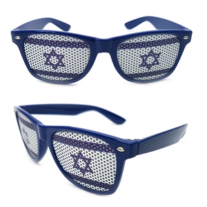 Details einer blauen Party-Sonnenbrille mit Israel-Flaggen-Netz und Davidstern-Design