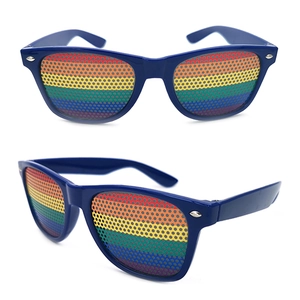 Detailansicht der blauen Party-Sonnenbrille mit Regenbogen-Netzgläsern aus zwei Winkeln