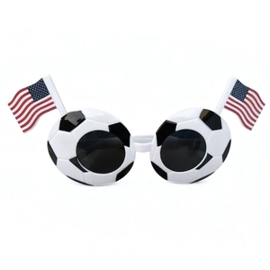 Détail de lunettes de fête en forme de ballon de foot avec drapeaux américains intégrés