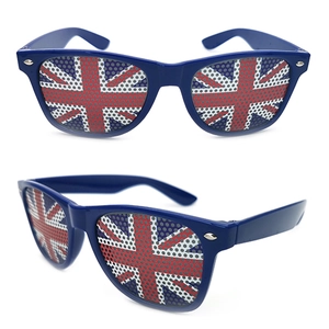 Blaue Party-Sonnenbrille mit britischer Union-Jack-Flagge und perforierten Gläsern im Fokus