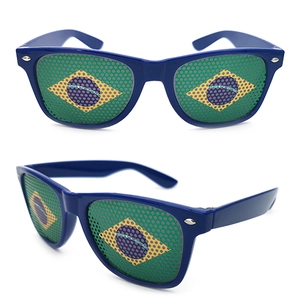 Blaue Brasilien-Partybrille mit grünen Netzgläsern in der Vorder- und Seitenansicht