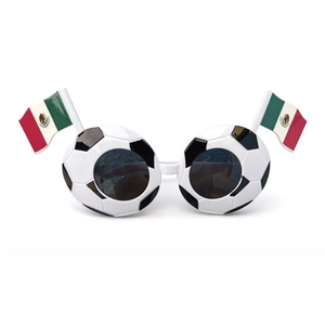 Détail de lunettes de football festives avec montures de ballon et drapeaux du Mexique