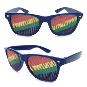 Detail der blauen Party-Sonnenbrille mit Regenbogen-Netzgläsern und Lochmuster