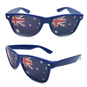 Detailansicht der blauen Sonnenbrille mit Australien-Flagge auf Mesh-Gläsern für Partys