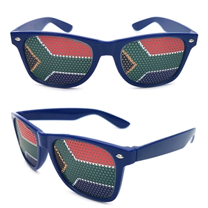 Sonnenbrille mit Südafrika-Flagge und blauem Rahmen aus Front- und Seitenperspektive