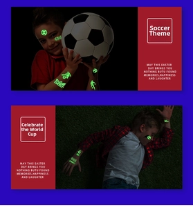 Leuchtende Fußball-Tattoo-Aufkleber mit grün fluoreszierenden Fußballmustern im Dunkeln