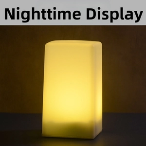 Vue détaillée de la lueur jaune chaude d'une veilleuse rectangulaire dépolie la nuit