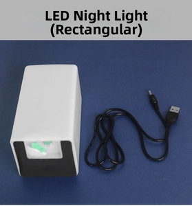Détail du socle de veilleuse LED rectangulaire blanc avec câble d'alimentation USB noir