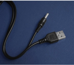 Détail du câble d'alimentation USB vers DC avec connecteurs noirs renforcés et texture antidérapante