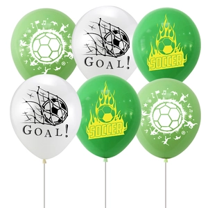 Détail de ballons de foot vert et blanc avec imprimés GOAL et SOCCER pour décoration de fête