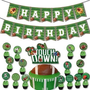 Vue détaillée du kit de fête football avec bannière Happy Birthday et décors de cupcakes