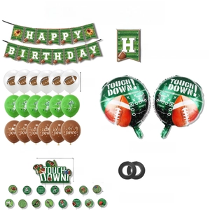 Vue détaillée de la décoration de fête football américain avec bannières et ballons